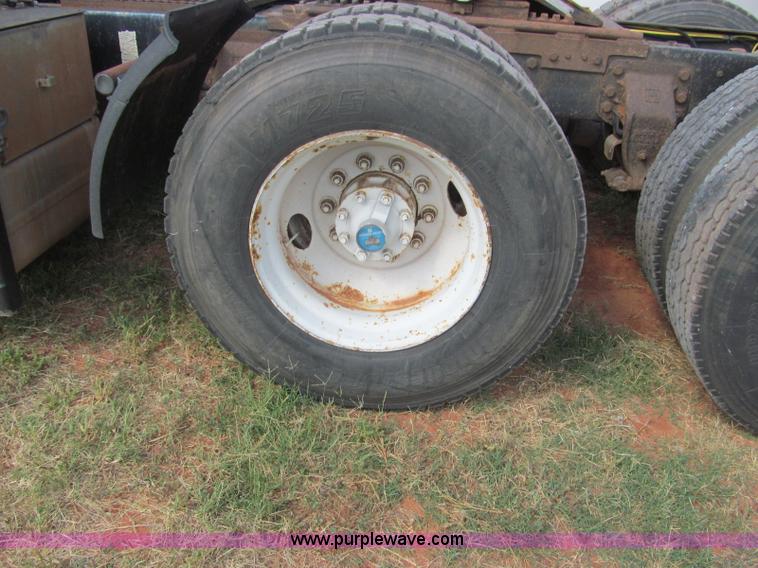 image for item F3011 1995 Ford L9000 AeroMax semi truck