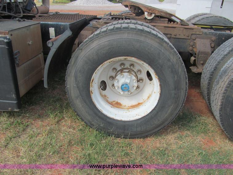 image for item F3011 1995 Ford L9000 AeroMax semi truck