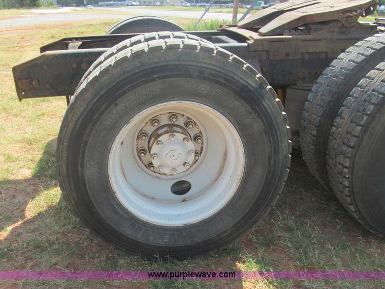 image for item F3011 1995 Ford L9000 AeroMax semi truck