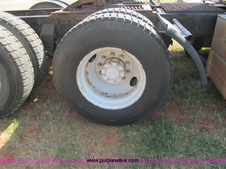 image for item F3011 1995 Ford L9000 AeroMax semi truck