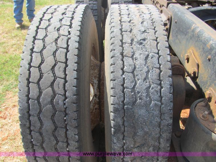 image for item F3011 1995 Ford L9000 AeroMax semi truck