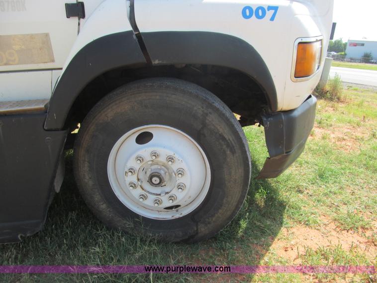 image for item F3011 1995 Ford L9000 AeroMax semi truck