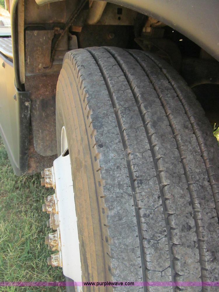 image for item F3011 1995 Ford L9000 AeroMax semi truck