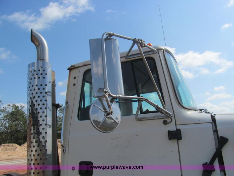 image for item F3011 1995 Ford L9000 AeroMax semi truck