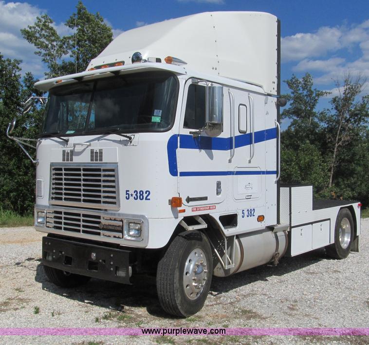 image for item F4501 1995 International 960 semi truck