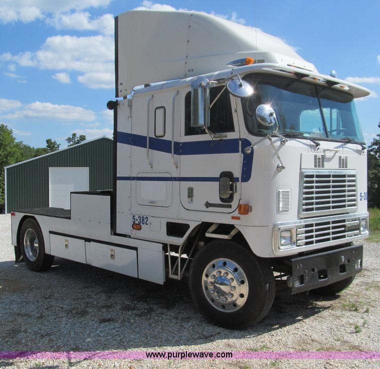 image for item F4501 1995 International 960 semi truck