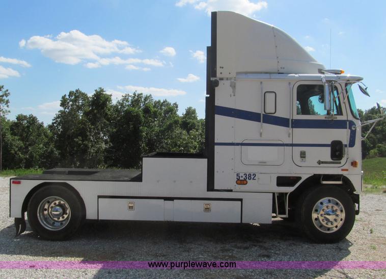 image for item F4501 1995 International 960 semi truck