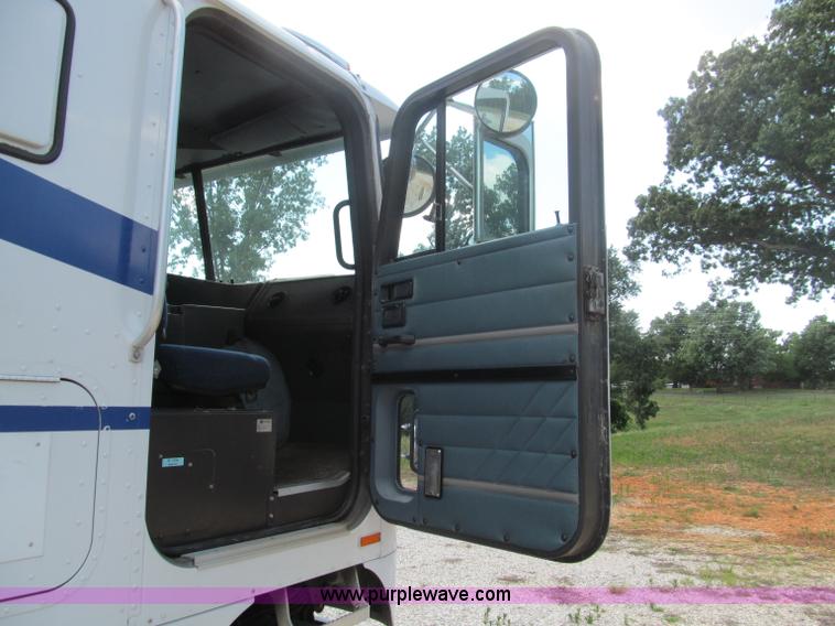 image for item F4501 1995 International 960 semi truck