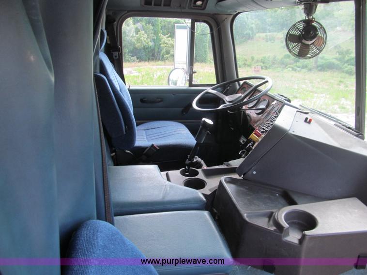 image for item F4501 1995 International 960 semi truck