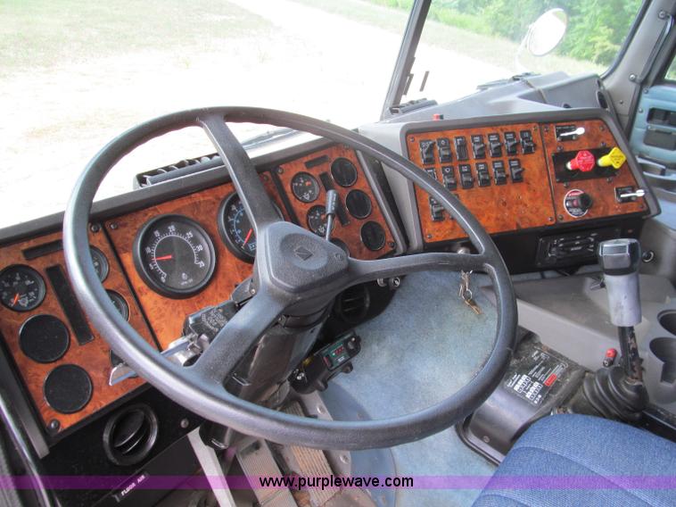 image for item F4501 1995 International 960 semi truck