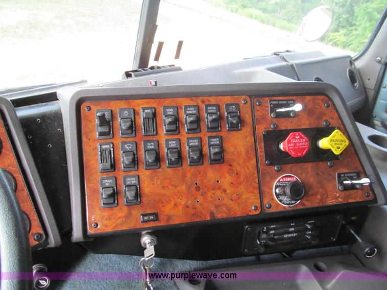 image for item F4501 1995 International 960 semi truck