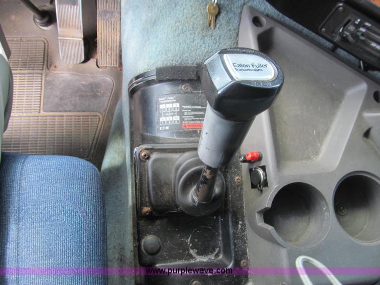 image for item F4501 1995 International 960 semi truck