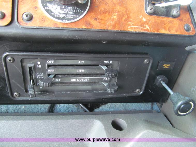 image for item F4501 1995 International 960 semi truck