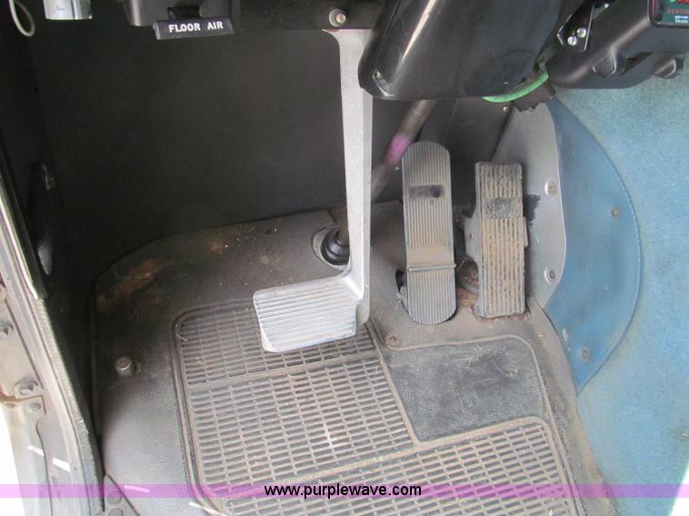 image for item F4501 1995 International 960 semi truck