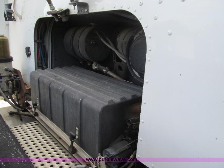 image for item F4501 1995 International 960 semi truck