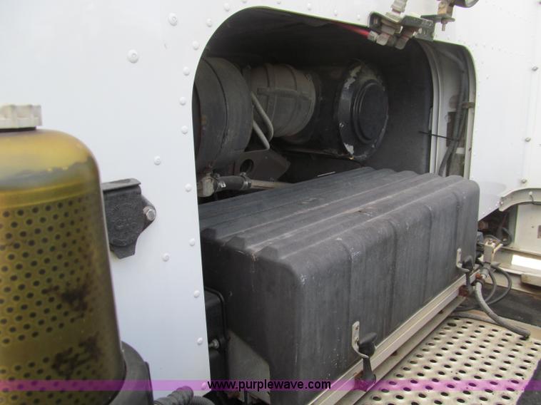 image for item F4501 1995 International 960 semi truck