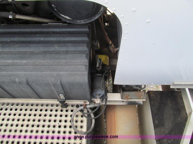 image for item F4501 1995 International 960 semi truck