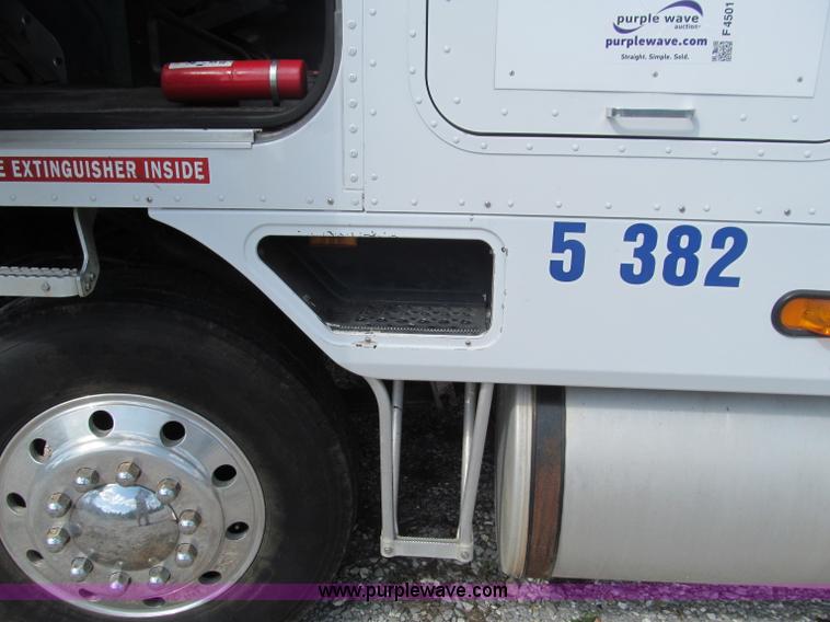 image for item F4501 1995 International 960 semi truck