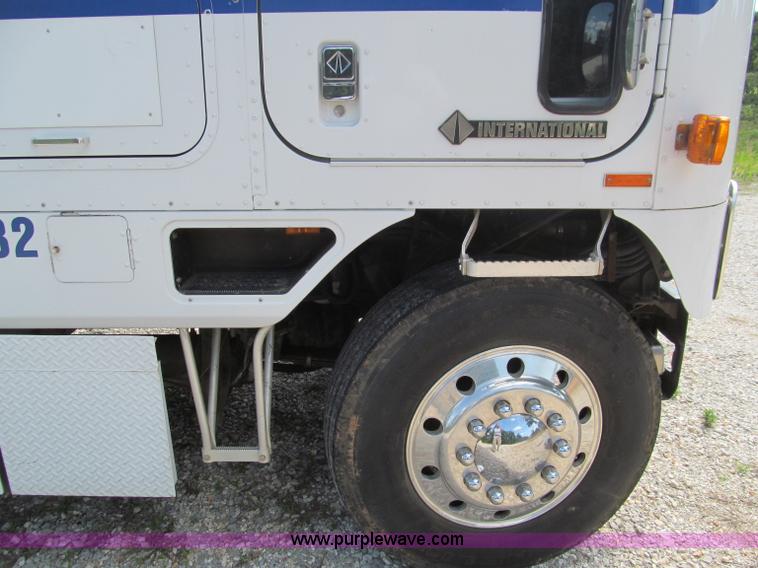 image for item F4501 1995 International 960 semi truck