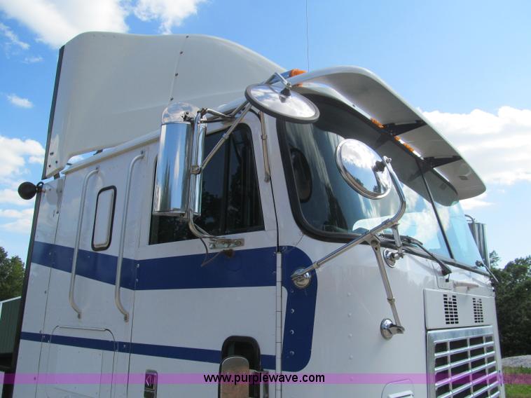 image for item F4501 1995 International 960 semi truck