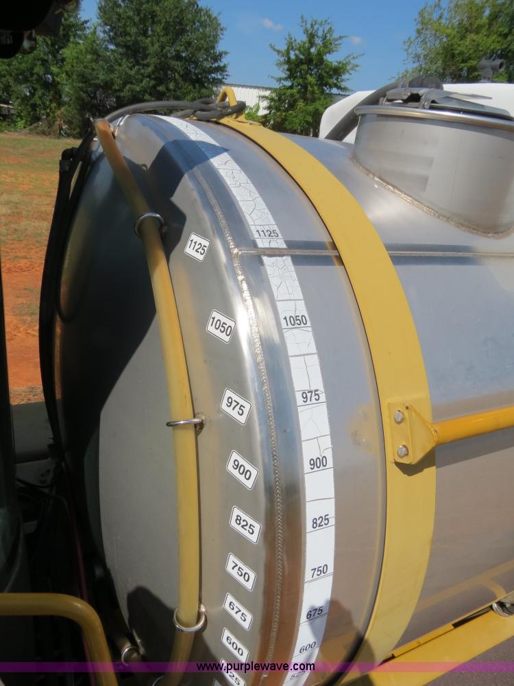 image for item B2409 2000 Ag-Chem RoGator 1254C self-propelled sprayer