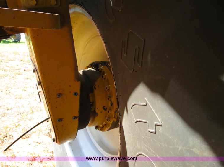 image for item B2409 2000 Ag-Chem RoGator 1254C self-propelled sprayer