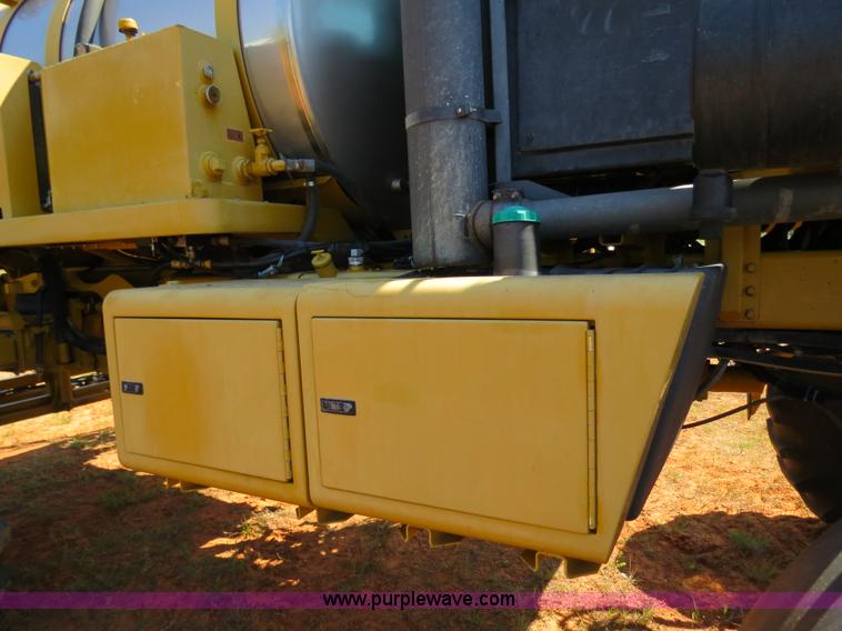 image for item B2409 2000 Ag-Chem RoGator 1254C self-propelled sprayer