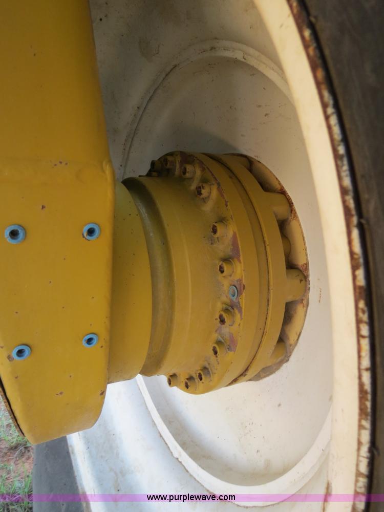 image for item B2409 2000 Ag-Chem RoGator 1254C self-propelled sprayer