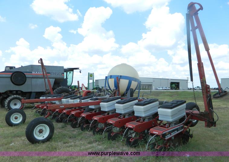 image for item B3796 1994 White 6700 planter