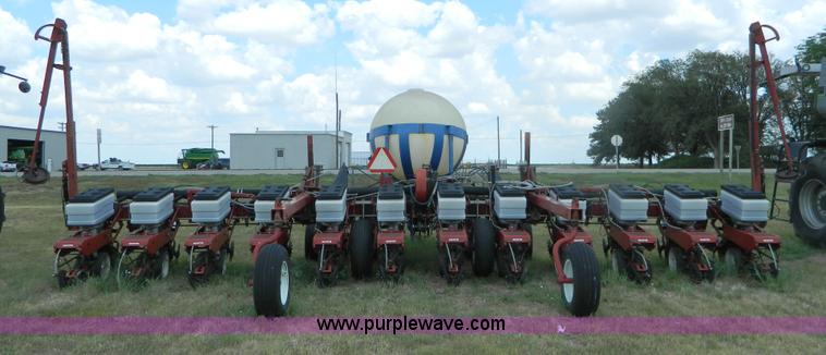 image for item B3796 1994 White 6700 planter