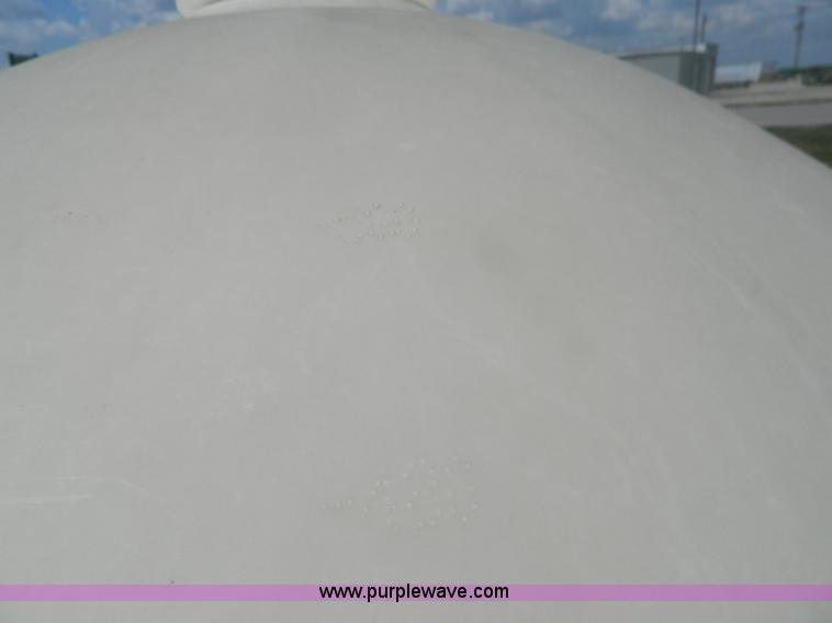 image for item B3796 1994 White 6700 planter