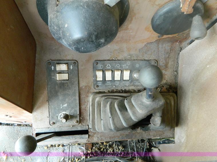 image for item B3797 1991 Gleaner R60 RWA combine