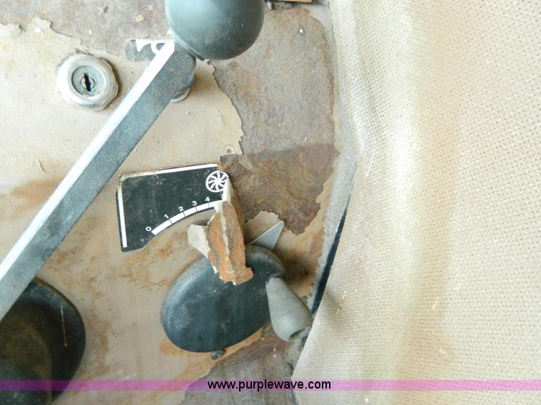 image for item B3797 1991 Gleaner R60 RWA combine