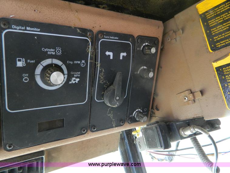 image for item B3797 1991 Gleaner R60 RWA combine