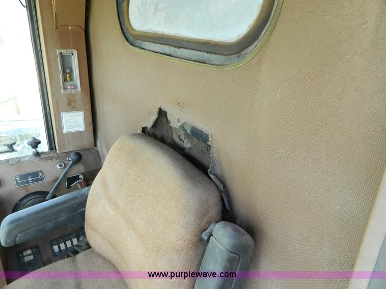 image for item B3797 1991 Gleaner R60 RWA combine