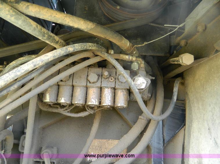 image for item B3797 1991 Gleaner R60 RWA combine