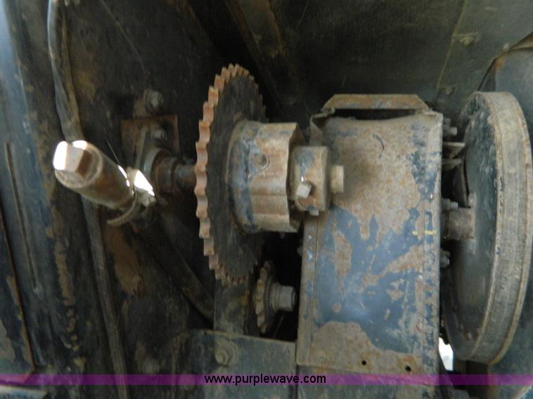 image for item B3797 1991 Gleaner R60 RWA combine