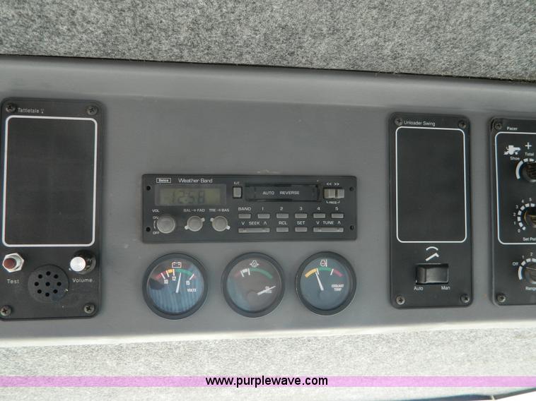 image for item B3798 1997 Gleaner R-72 combine