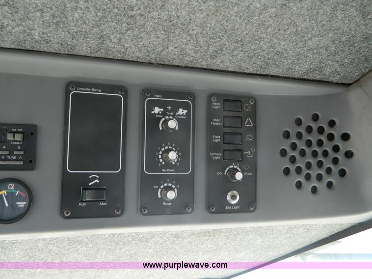 image for item B3798 1997 Gleaner R-72 combine