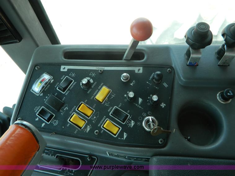 image for item B3798 1997 Gleaner R-72 combine