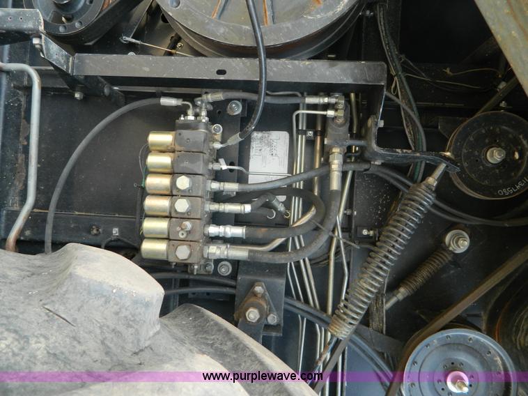 image for item B3798 1997 Gleaner R-72 combine