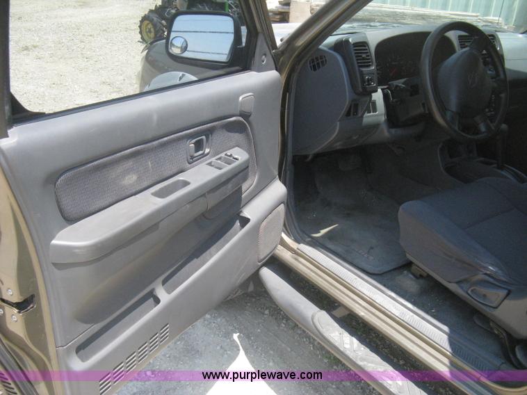 image for item A6459 2001 Nissan Frontier XE crew cab pickup truck