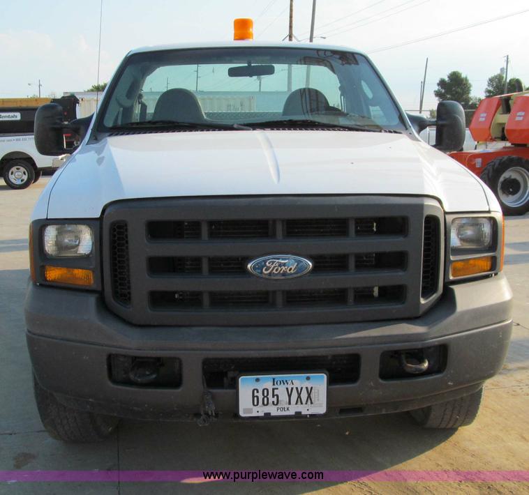 image for item A8409 2005 Ford F350 XL Super Duty pickup truck