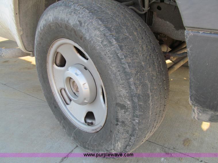 image for item A8409 2005 Ford F350 XL Super Duty pickup truck