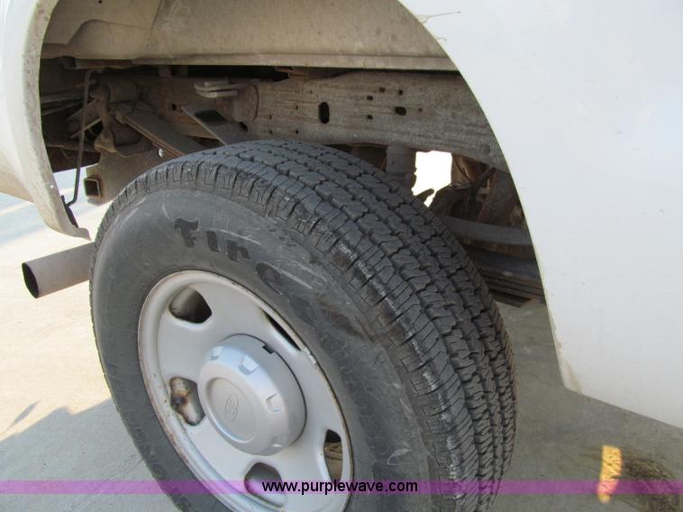 image for item A8409 2005 Ford F350 XL Super Duty pickup truck