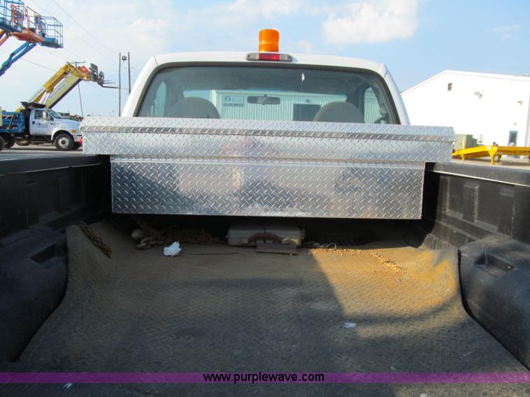 image for item A8409 2005 Ford F350 XL Super Duty pickup truck