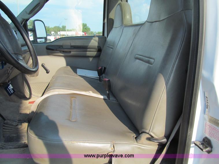 image for item A8409 2005 Ford F350 XL Super Duty pickup truck