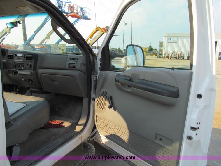 image for item A8409 2005 Ford F350 XL Super Duty pickup truck