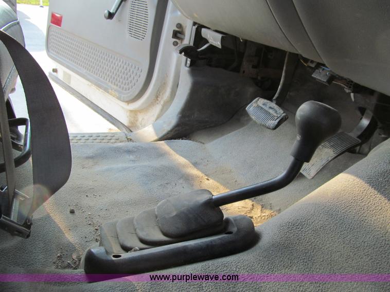 image for item A8409 2005 Ford F350 XL Super Duty pickup truck