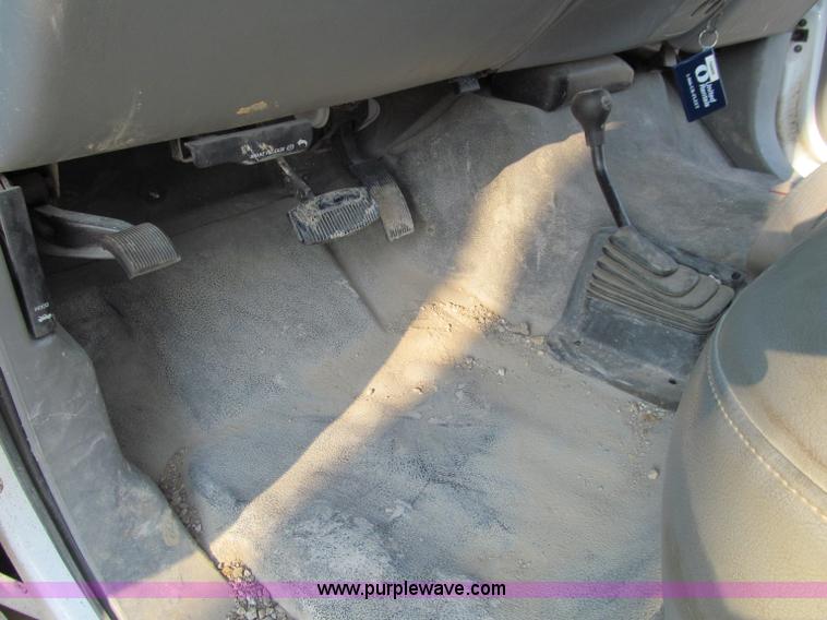 image for item A8409 2005 Ford F350 XL Super Duty pickup truck